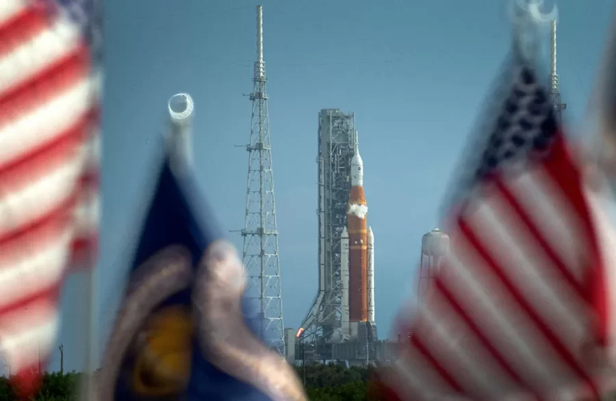Artemis I waiting permission to launch
Photo Credit: C.HERRERA-ULASHKEVICH/EPA