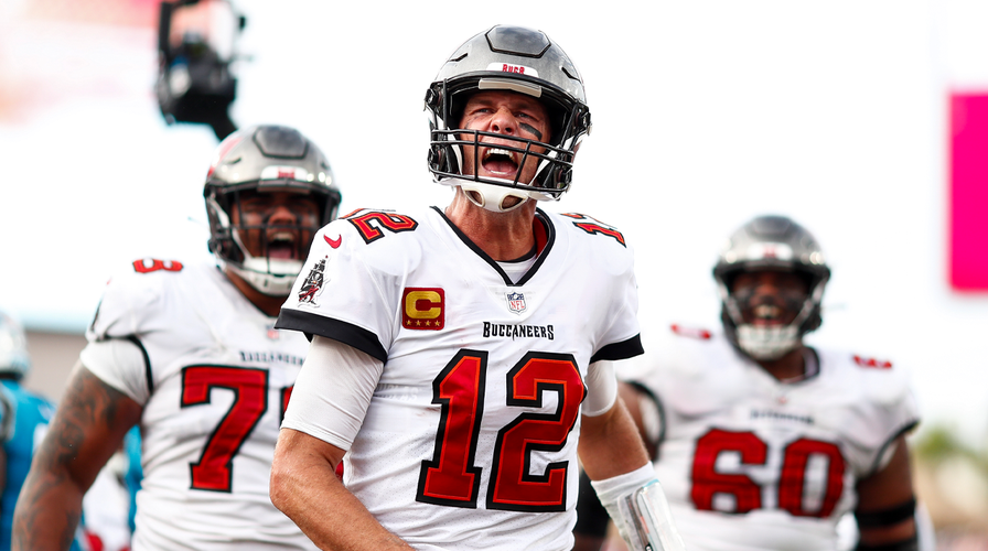 Tom Brady celebrates with Buccaneers teammates. (Photo courtesy of Fox News)