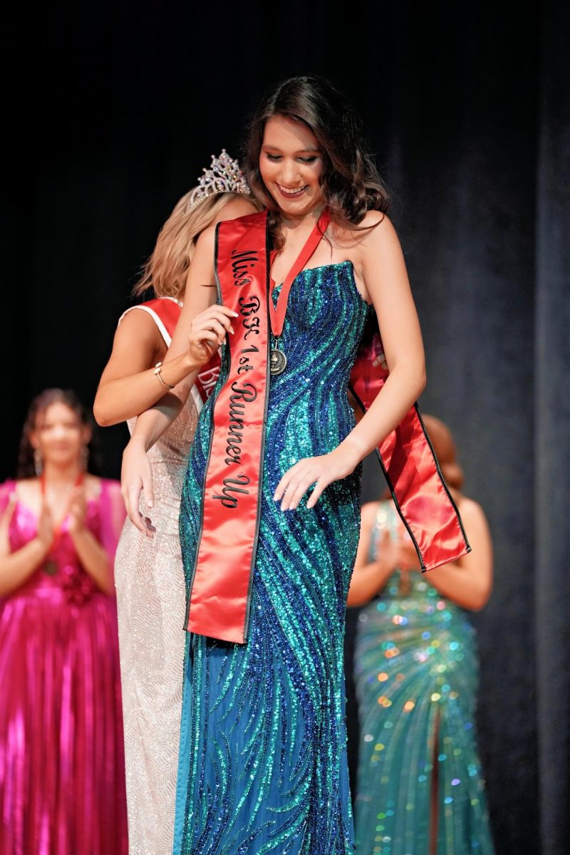 Contestant #8, Carolina Bettega Feitoza, won First Runner-Up to Miss BK 2027. This title is also known as Miss Sweetheart.